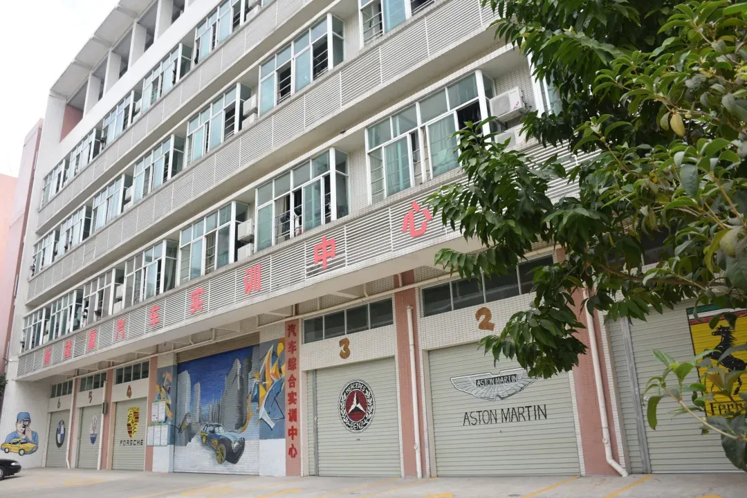 2026年热门专业招生::化妆品制造与营销专业(免分入读)