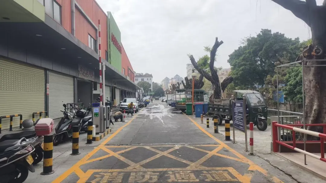 小榄市民反映:某市场私设栏杆停车闸的问题,官方回应…