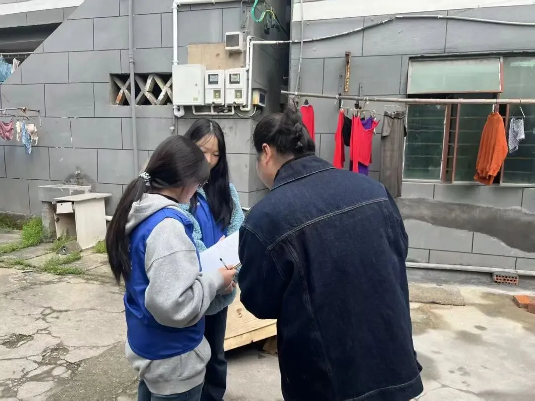 市场营销学生党支部顺利开展第四期红十字扶贫志愿活动