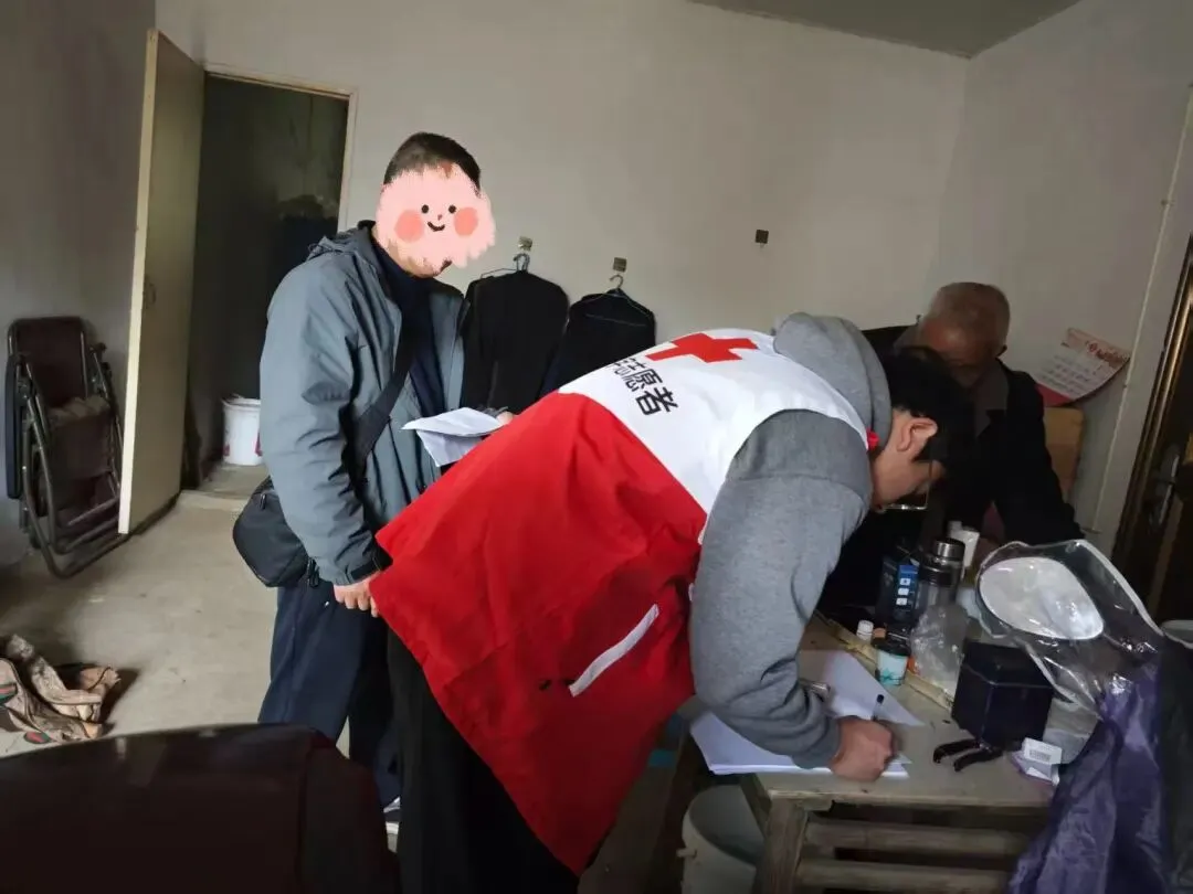 市场营销学生党支部顺利开展第四期红十字扶贫志愿活动