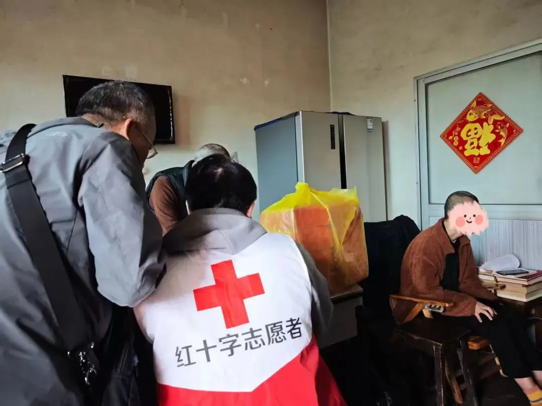 市场营销学生党支部顺利开展第四期红十字扶贫志愿活动