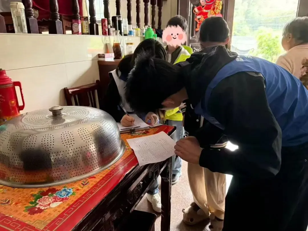 市场营销学生党支部顺利开展第四期红十字扶贫志愿活动