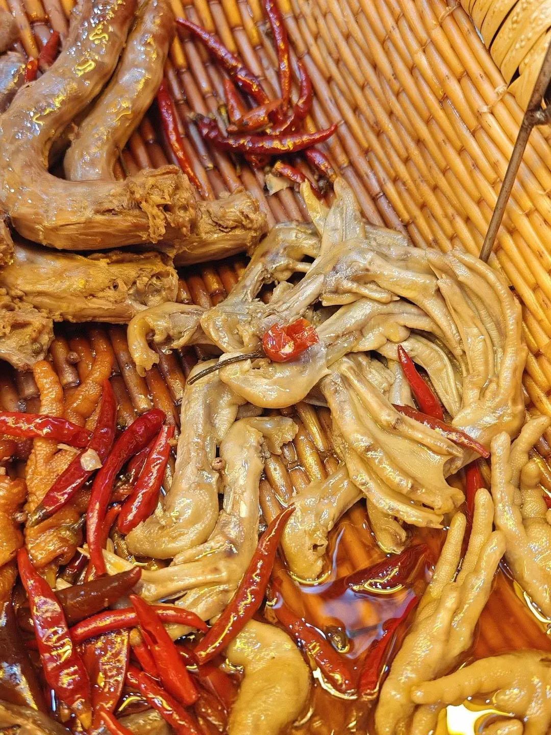 卤味摆摊卖现卤现捞鸭脖的很普遍,被市场选择是有它的优势