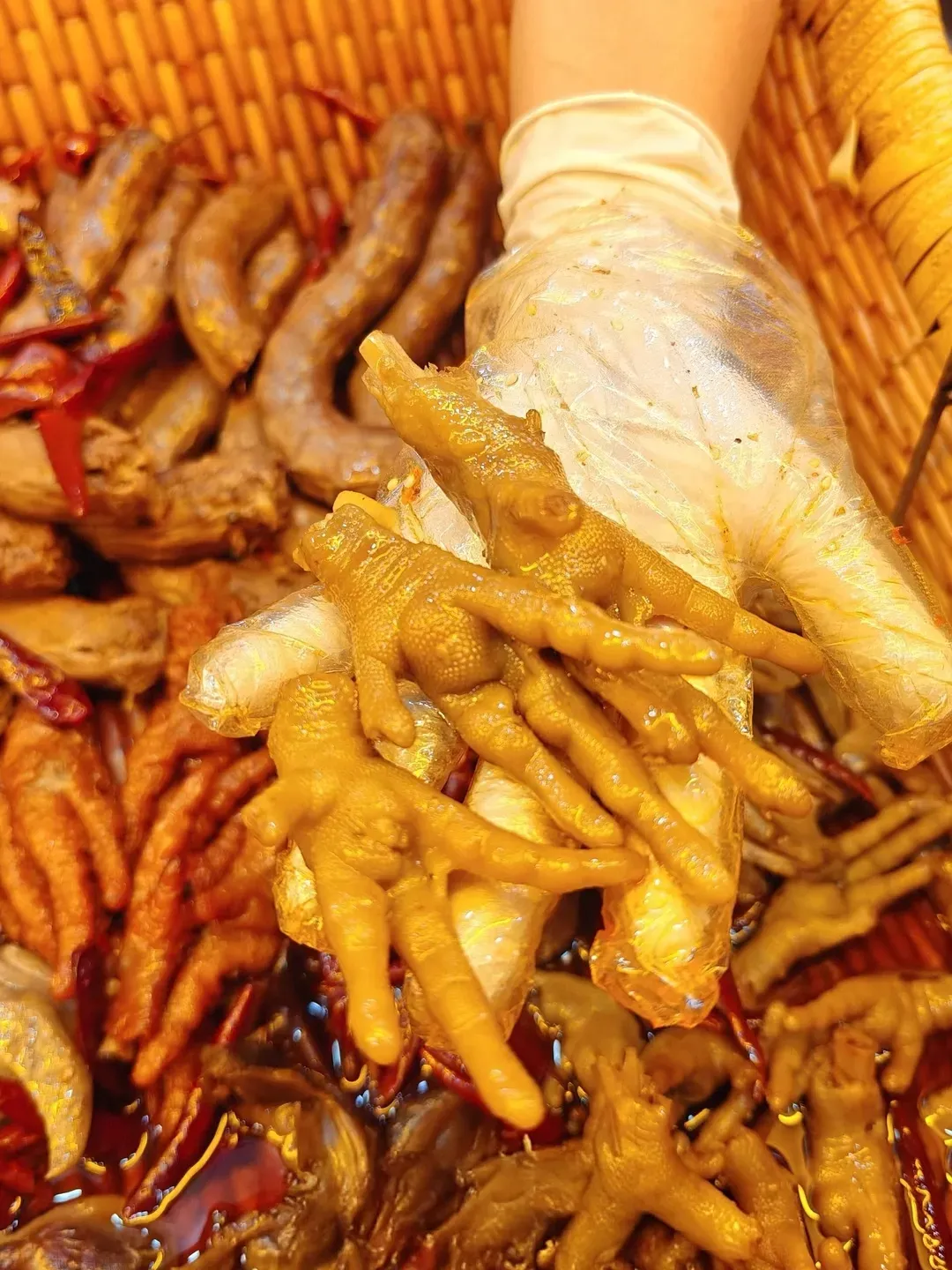 卤味摆摊卖现卤现捞鸭脖的很普遍,被市场选择是有它的优势