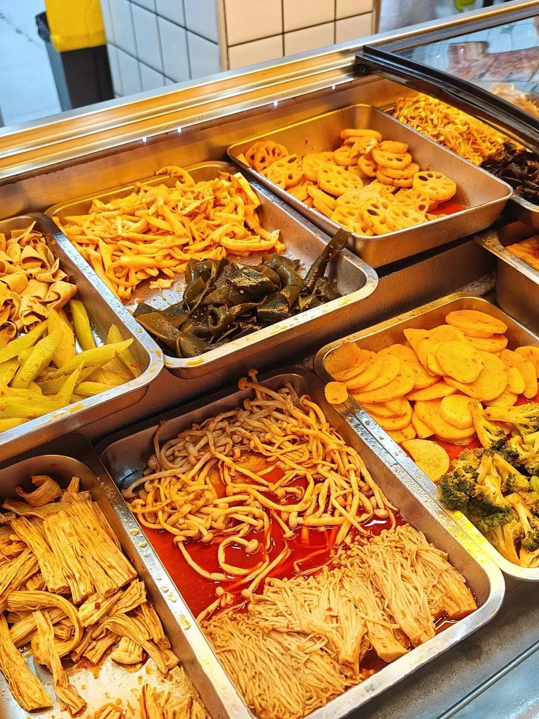 卤味摆摊卖现卤现捞鸭脖的很普遍,被市场选择是有它的优势