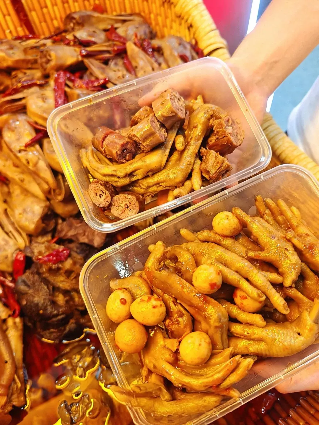 卤味摆摊卖现卤现捞鸭脖的很普遍,被市场选择是有它的优势