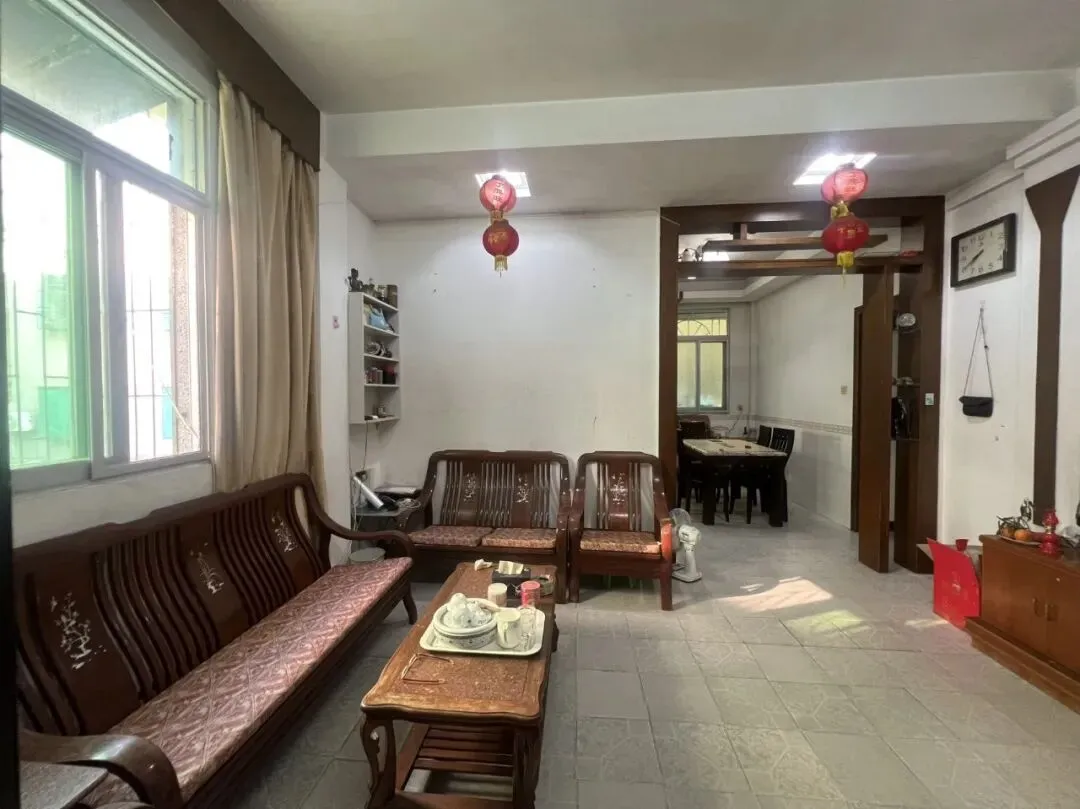 在中心市场这里新粤明附近二楼,有套2房2出租,一个月1100元,请看图片,有意微信聊聊