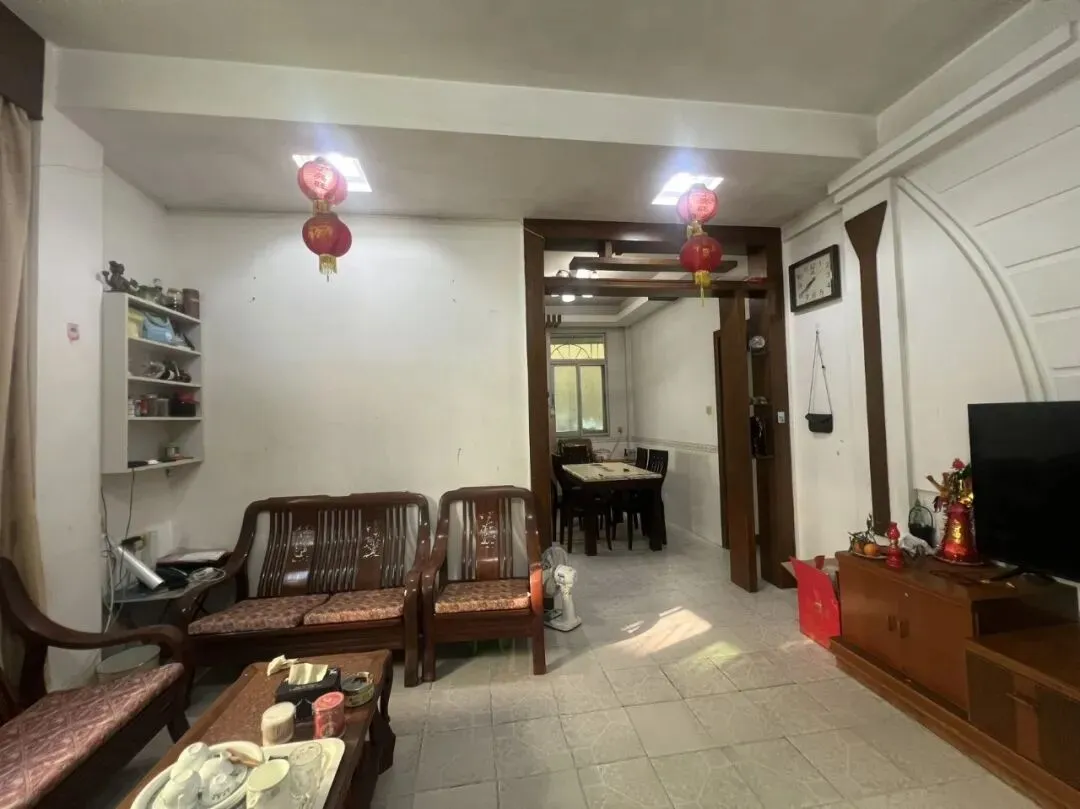 在中心市场这里新粤明附近二楼,有套2房2出租,一个月1100元,请看图片,有意微信聊聊