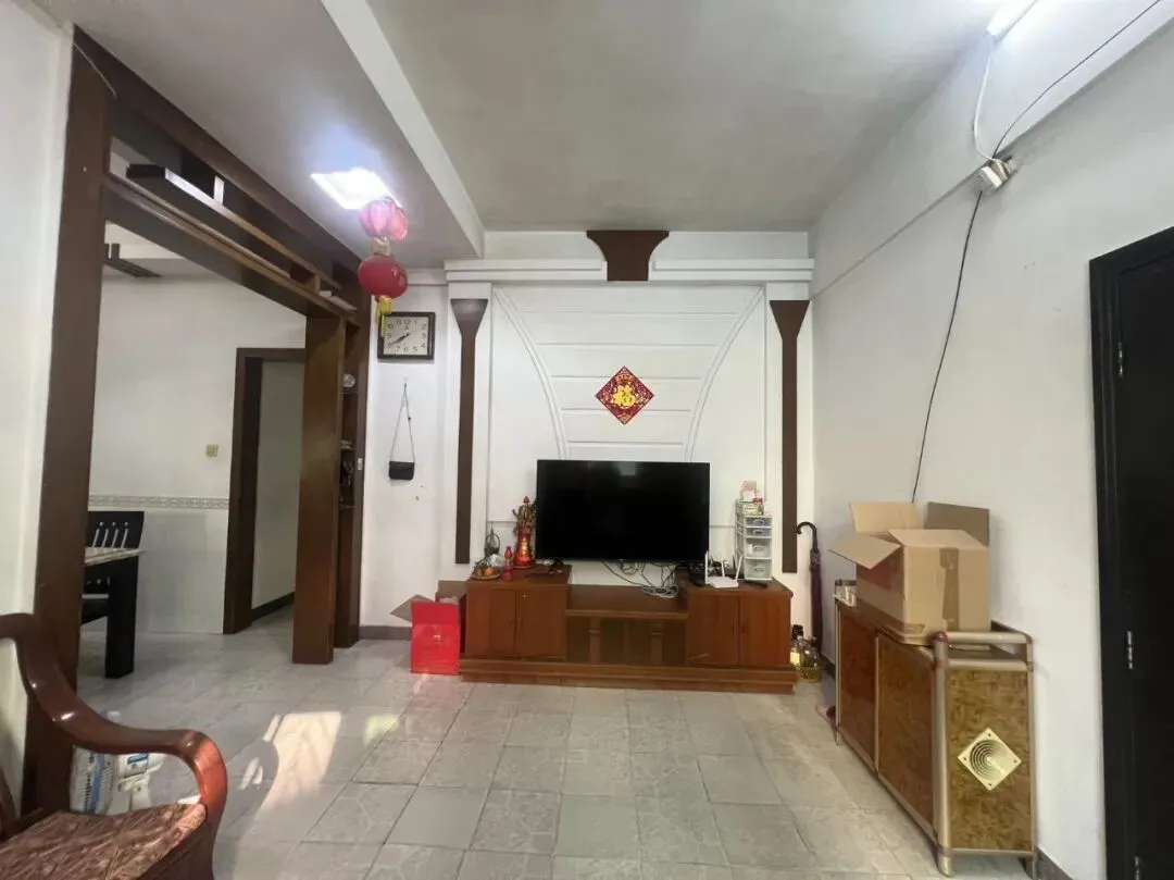 在中心市场这里新粤明附近二楼,有套2房2出租,一个月1100元,请看图片,有意微信聊聊