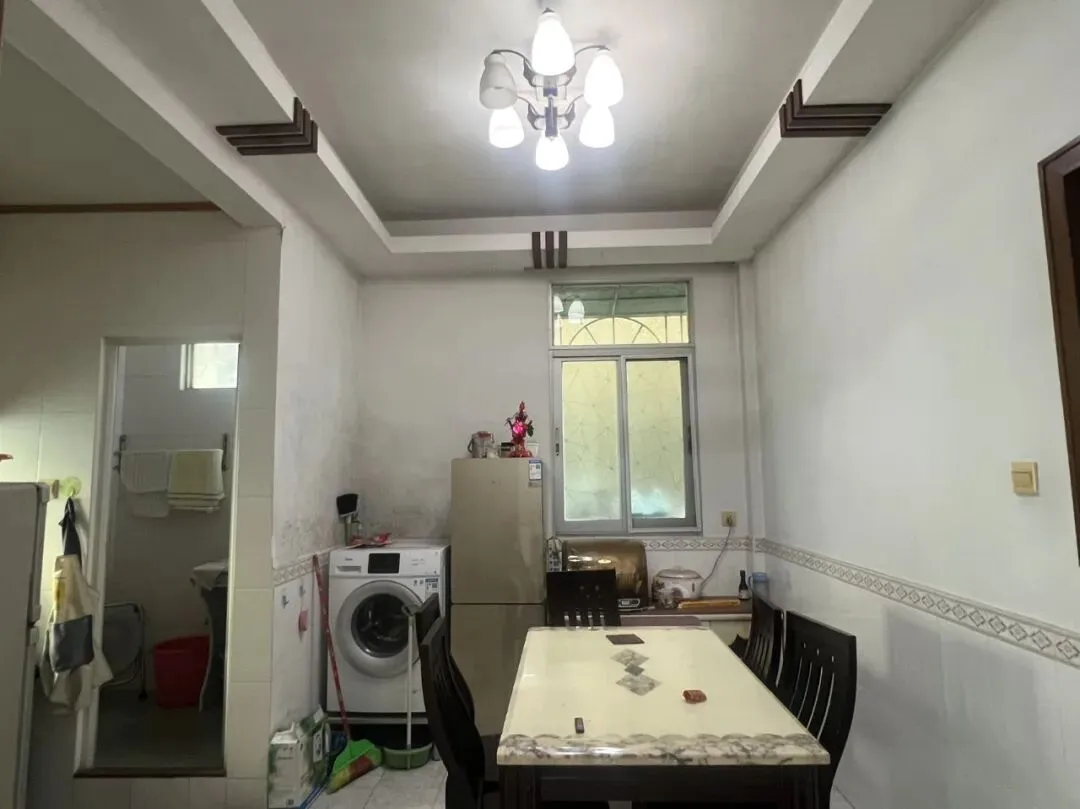 在中心市场这里新粤明附近二楼,有套2房2出租,一个月1100元,请看图片,有意微信聊聊