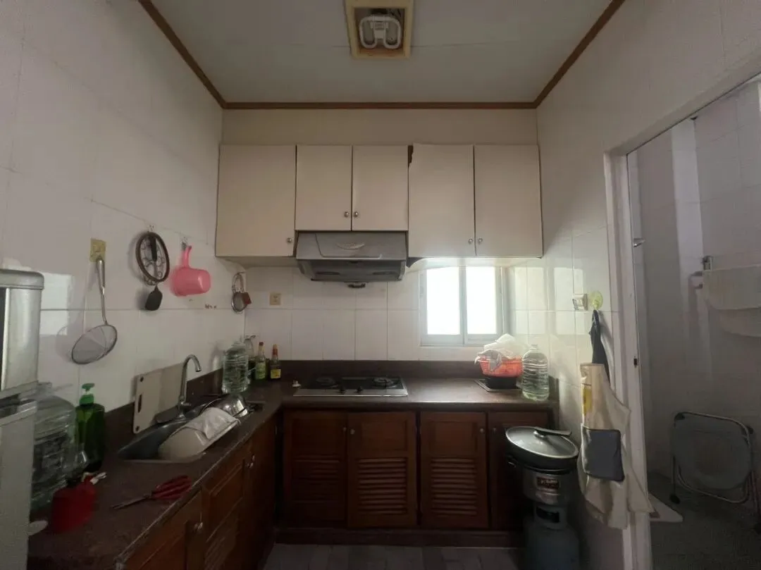 在中心市场这里新粤明附近二楼,有套2房2出租,一个月1100元,请看图片,有意微信聊聊