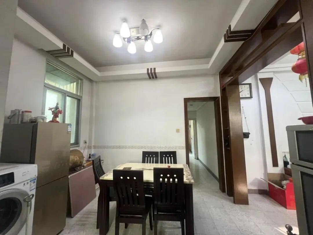 在中心市场这里新粤明附近二楼,有套2房2出租,一个月1100元,请看图片,有意微信聊聊