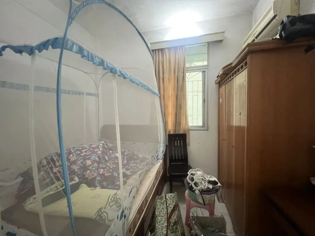 在中心市场这里新粤明附近二楼,有套2房2出租,一个月1100元,请看图片,有意微信聊聊