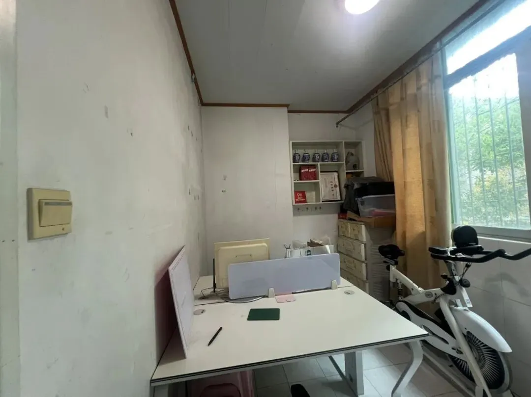 在中心市场这里新粤明附近二楼,有套2房2出租,一个月1100元,请看图片,有意微信聊聊