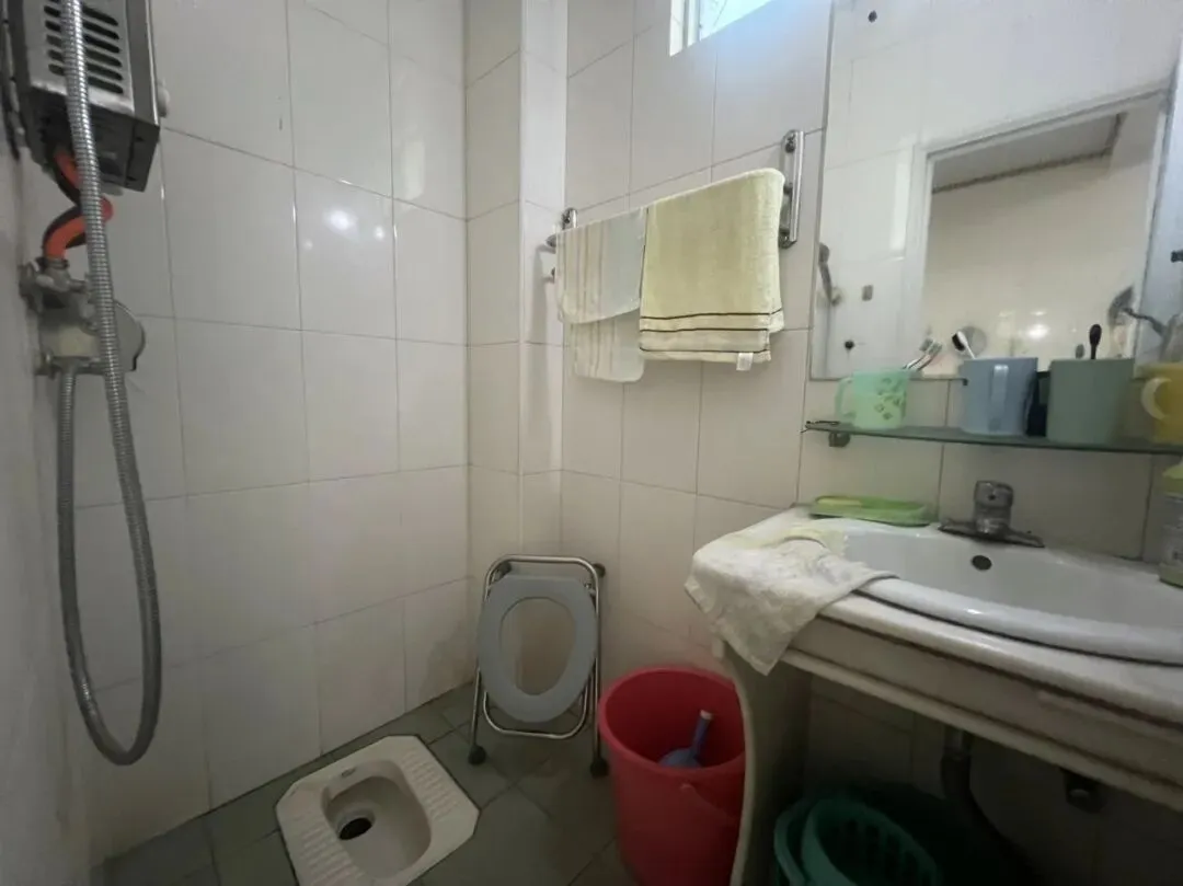 在中心市场这里新粤明附近二楼,有套2房2出租,一个月1100元,请看图片,有意微信聊聊