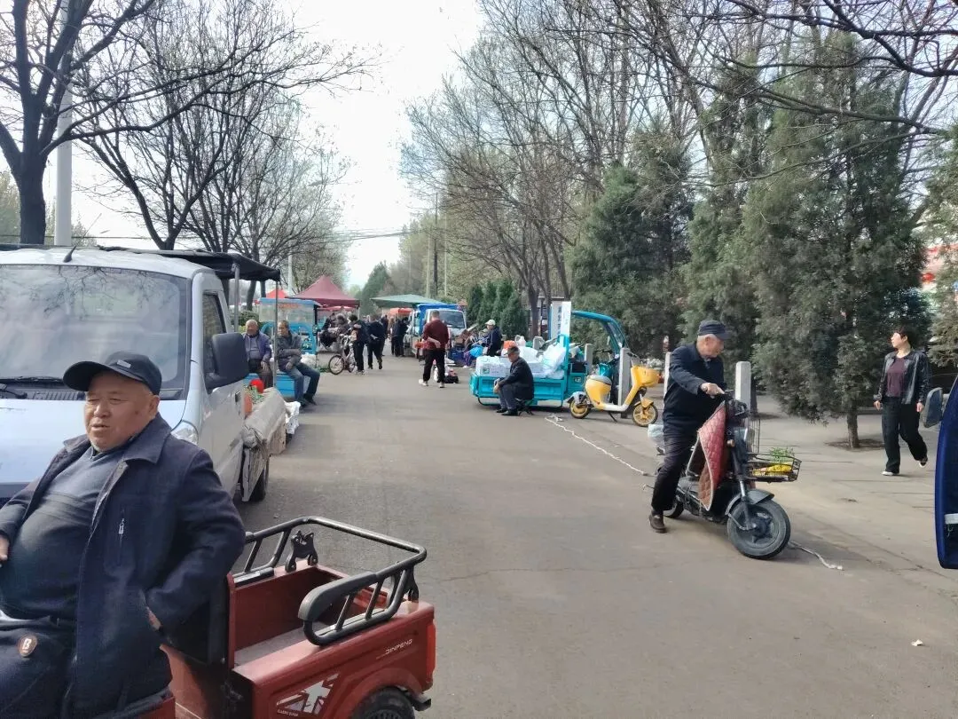 今日请假不上班,潮汐市场转一圈.琳琅满目迷人眼,心情愉悦脚步闲