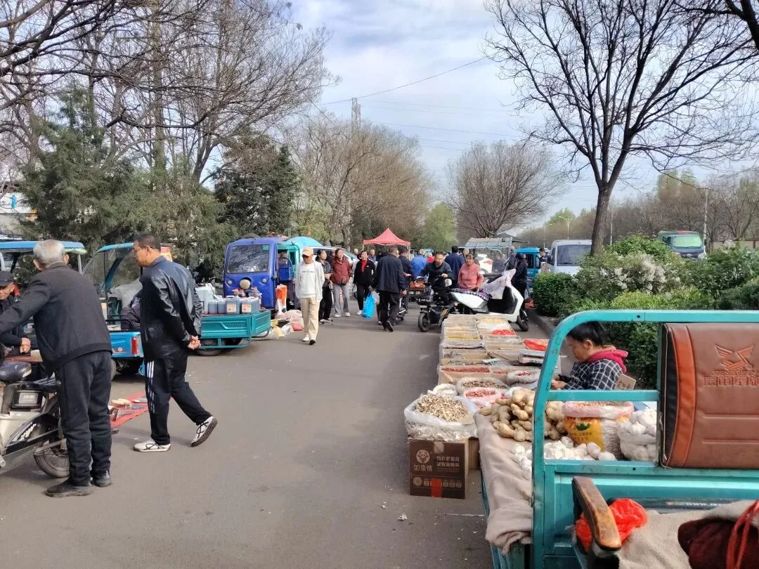 今日请假不上班,潮汐市场转一圈.琳琅满目迷人眼,心情愉悦脚步闲