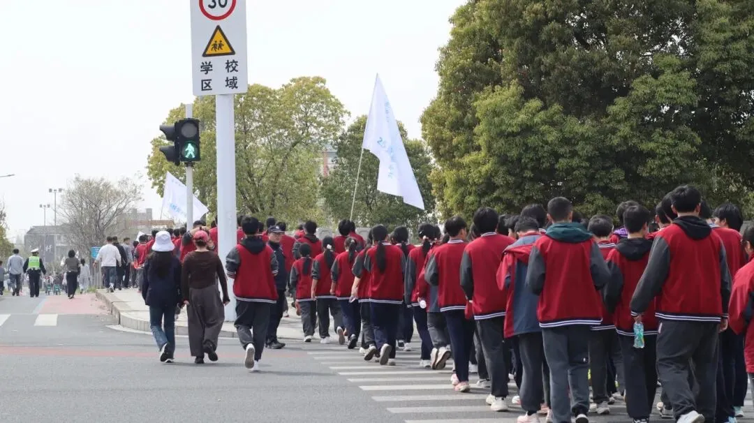 清明祭英烈 青春践誓言|泰州市博日电脑技术学校开展清明祭扫活动!