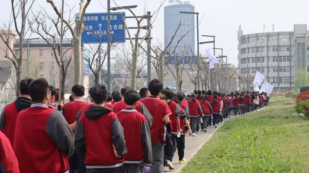 清明祭英烈 青春践誓言|泰州市博日电脑技术学校开展清明祭扫活动!
