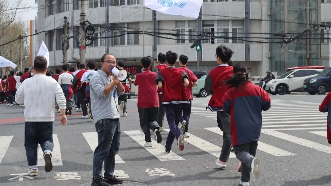 清明祭英烈 青春践誓言|泰州市博日电脑技术学校开展清明祭扫活动!