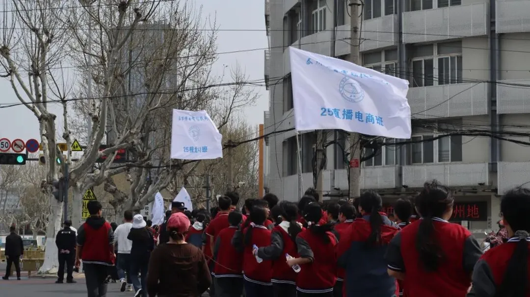 清明祭英烈 青春践誓言|泰州市博日电脑技术学校开展清明祭扫活动!