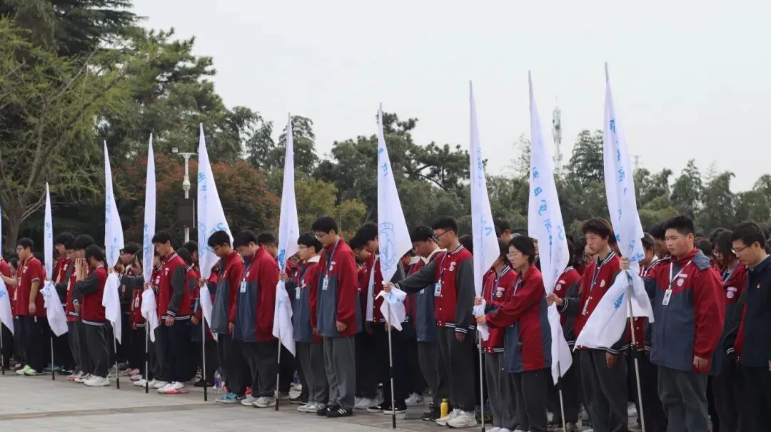 清明祭英烈 青春践誓言|泰州市博日电脑技术学校开展清明祭扫活动!