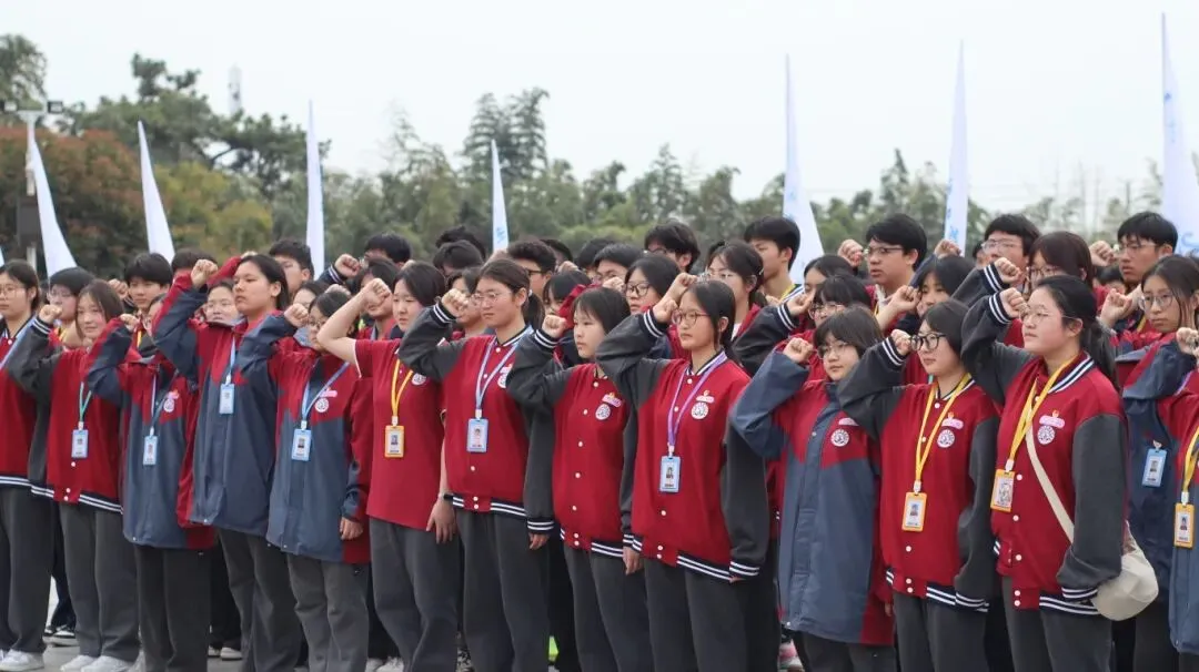 清明祭英烈 青春践誓言|泰州市博日电脑技术学校开展清明祭扫活动!
