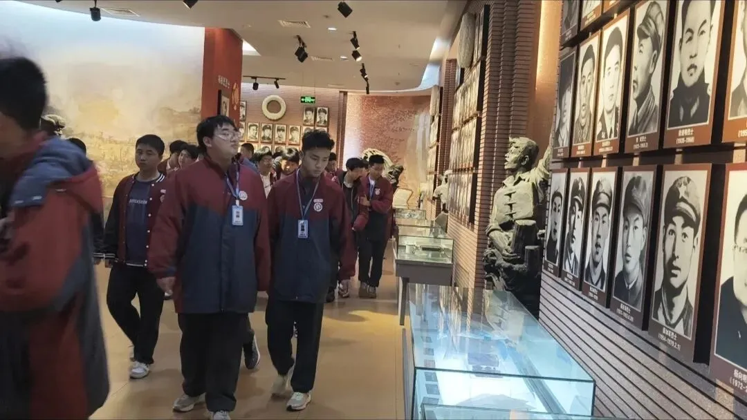 清明祭英烈 青春践誓言|泰州市博日电脑技术学校开展清明祭扫活动!