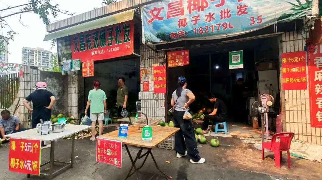 有趣!这两家椰子店杠几年了,是内卷还是营销手段?