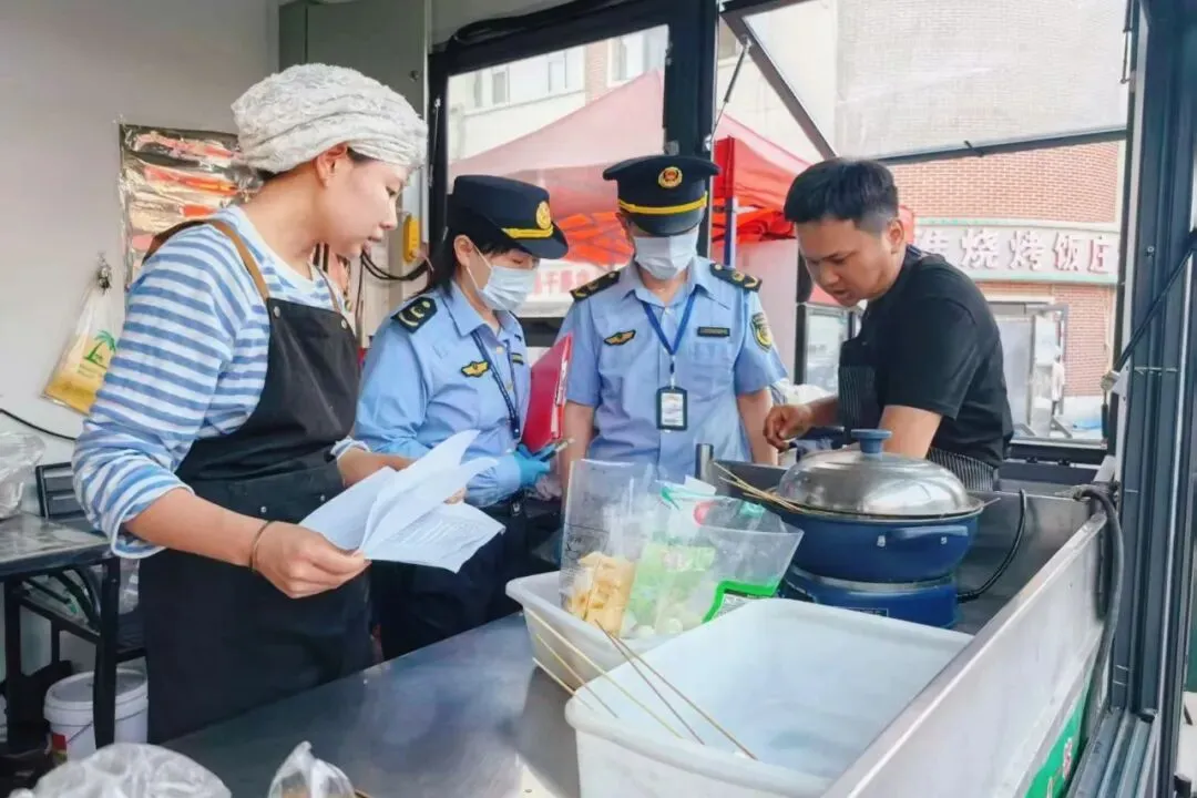 师市多部门联合检查金马市场及周边网络餐饮