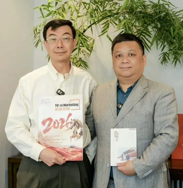 安震接受“车辕车辙网”和«轮胎营销»刊物陈平主编专访,深情追忆父亲安郁综先生对新中国橡胶与轮胎工业技术发展的卓越贡献