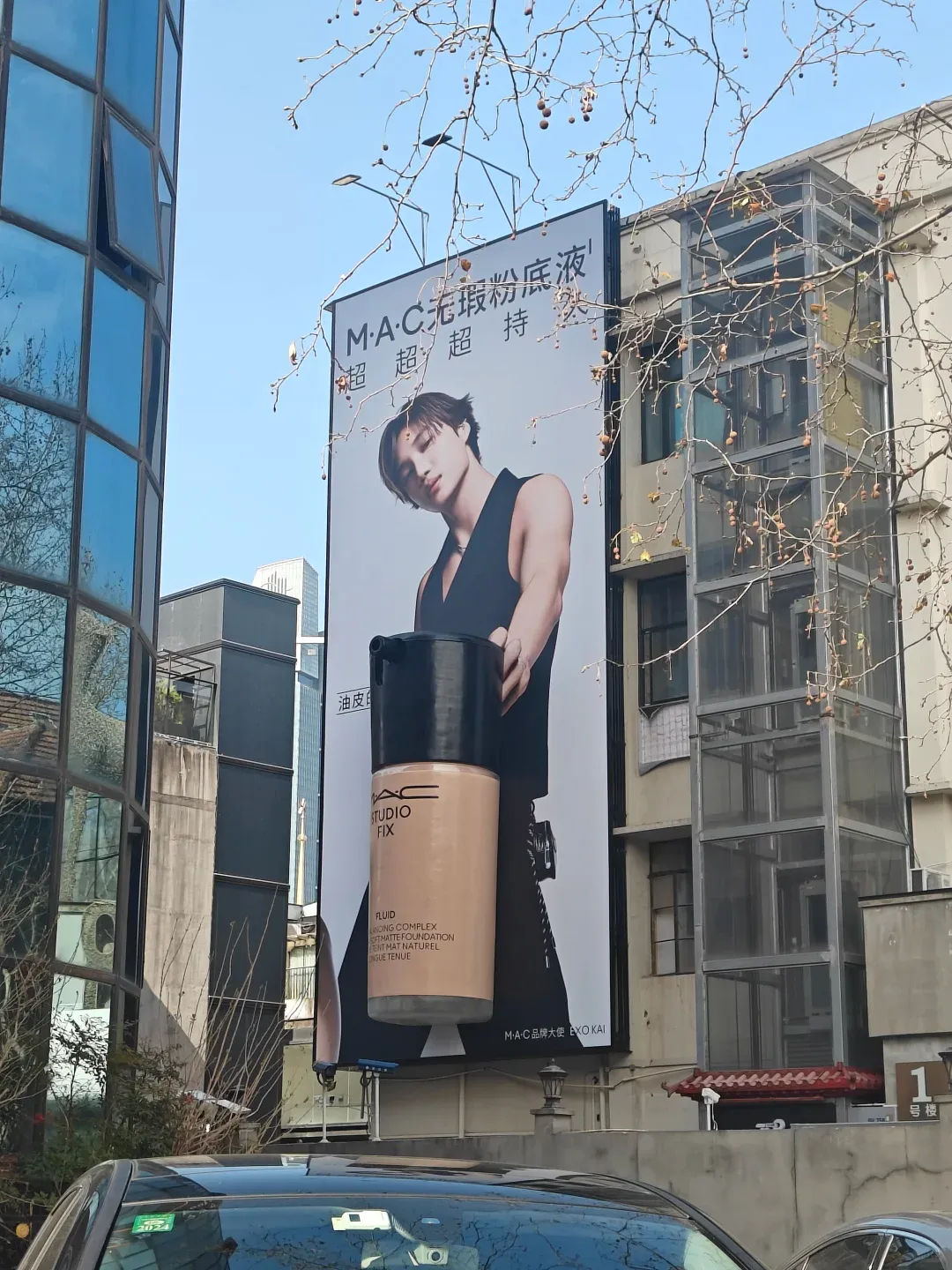 MAC巨型广告翻车,户外营销别把“擦边”当创意