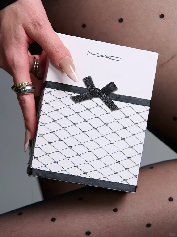 MAC巨型广告翻车,户外营销别把“擦边”当创意