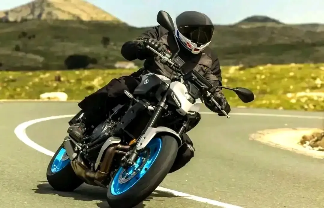 4万降幅引爆市场!2025雅马哈MT-07:中量级街车“价格屠夫”真香预警