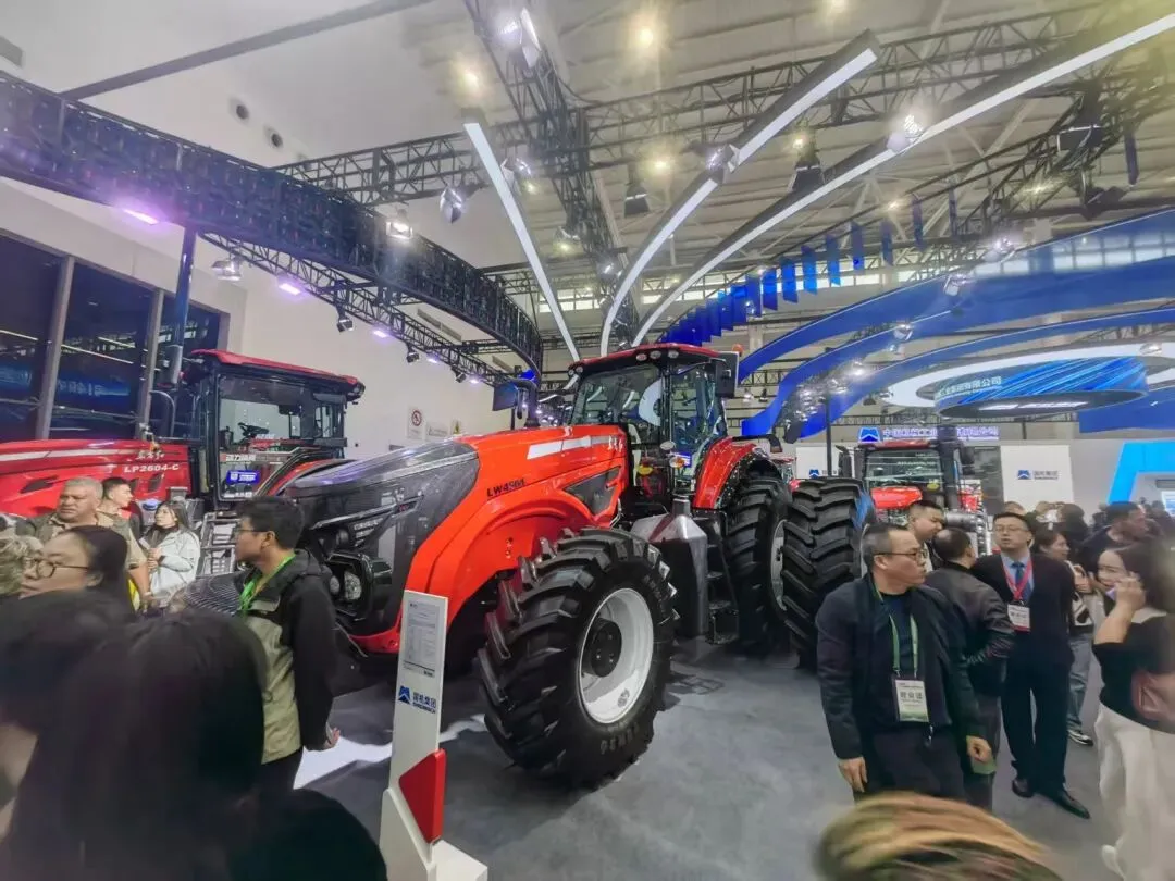 2026农机市场爆发:从收割机到拖拉机全线飘红,技术升级+补贴红利驱动,高端机型成绝对主力!