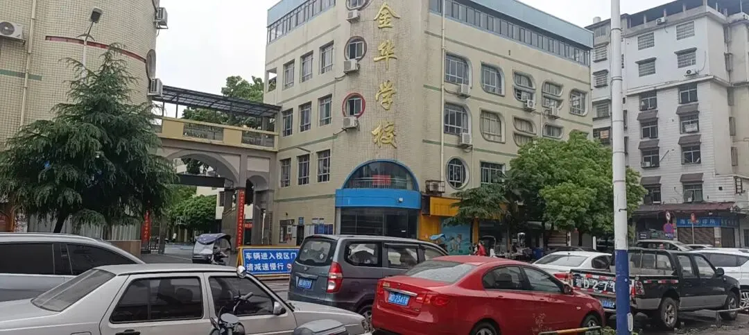 耒阳市蓝天市场金华学校门口违规停车