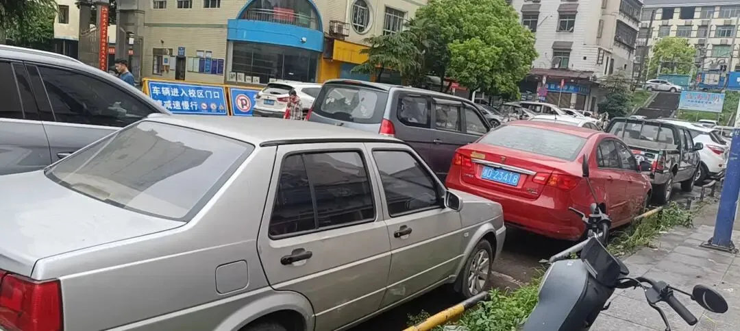 耒阳市蓝天市场金华学校门口违规停车