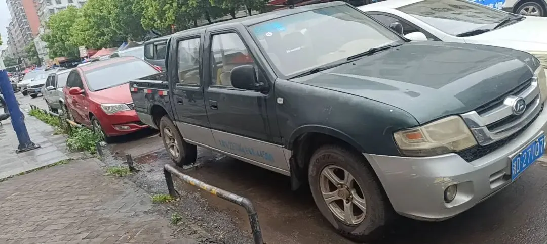 耒阳市蓝天市场金华学校门口违规停车