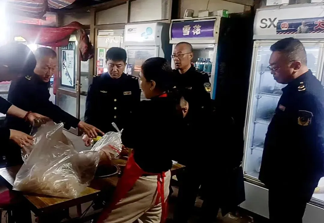 新绛县市场监管局开展夜市“夜查” 守护肉制品安全