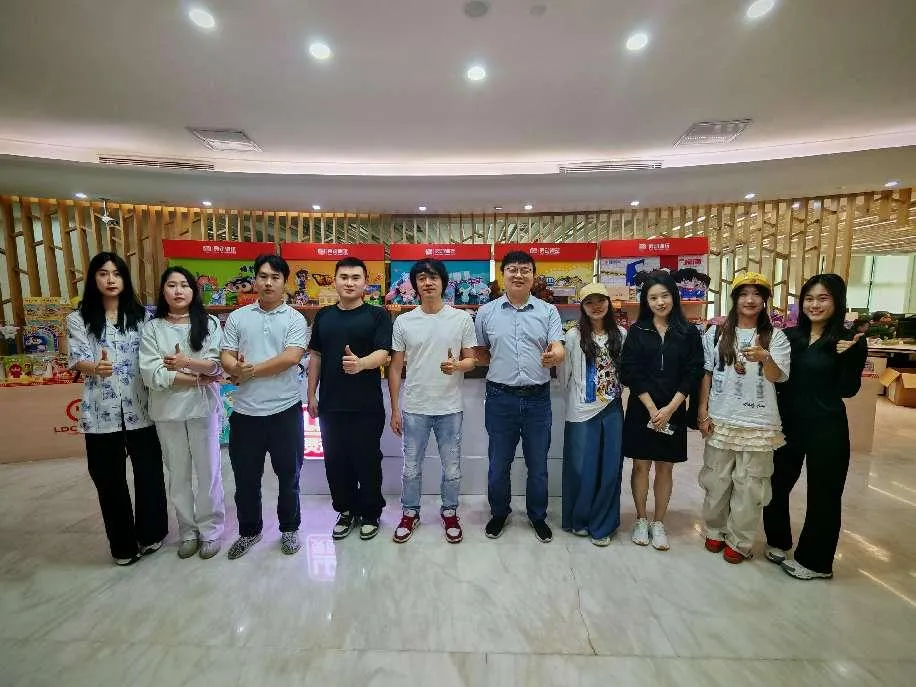 校企携手共启潮玩直播新篇:营销先锋工作室访问灵动创想公司