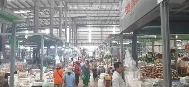 仰光省永盛镇区德茵贡鲜货大宗市场目前日入货车约3百辆