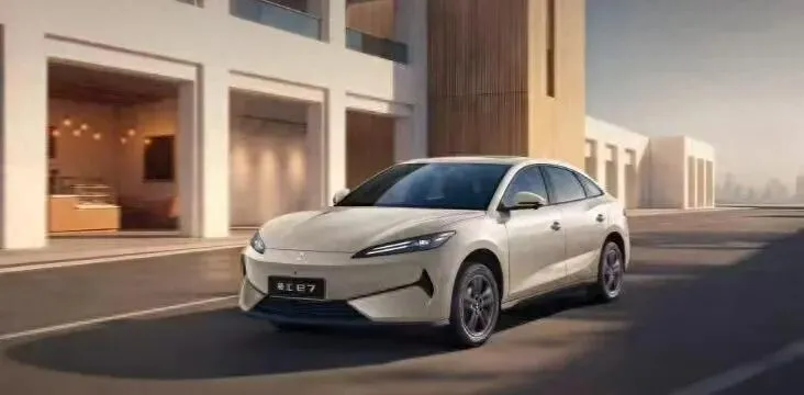 领汇专攻B端市场,e7闪充快续航长,车企大战网约车新阵地