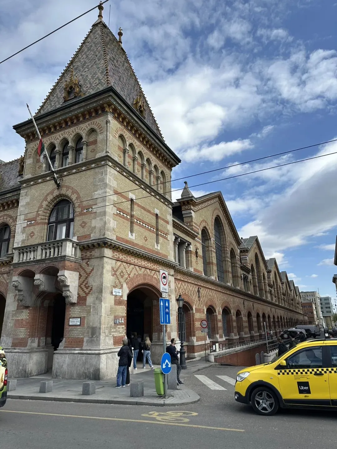 多瑙河畔的烟火气:走进布达佩斯中央市场的百年风情