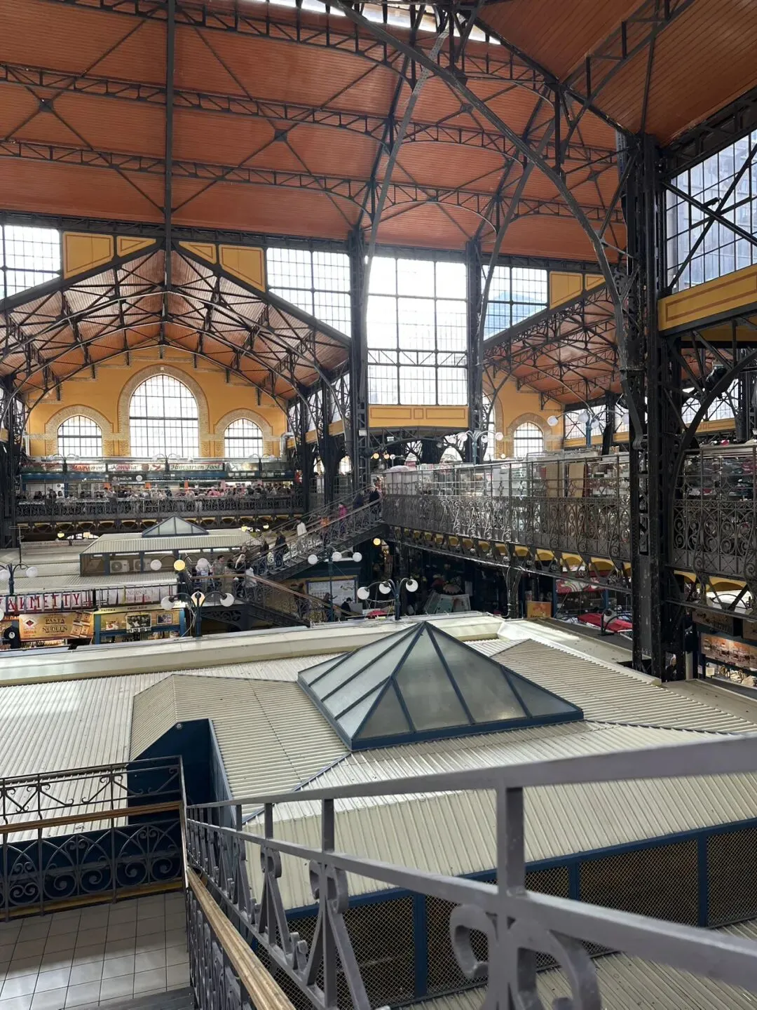 多瑙河畔的烟火气:走进布达佩斯中央市场的百年风情