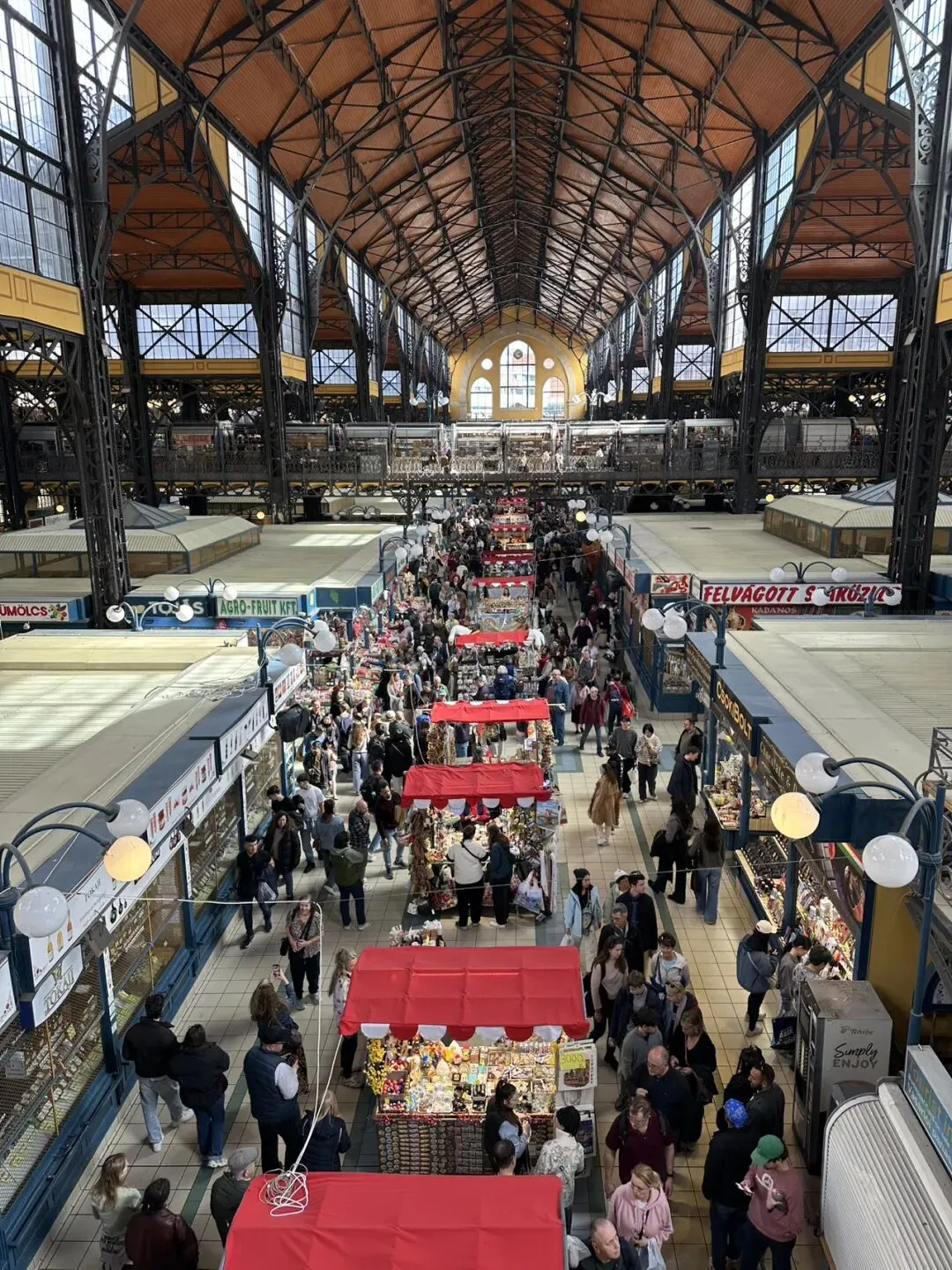 多瑙河畔的烟火气:走进布达佩斯中央市场的百年风情