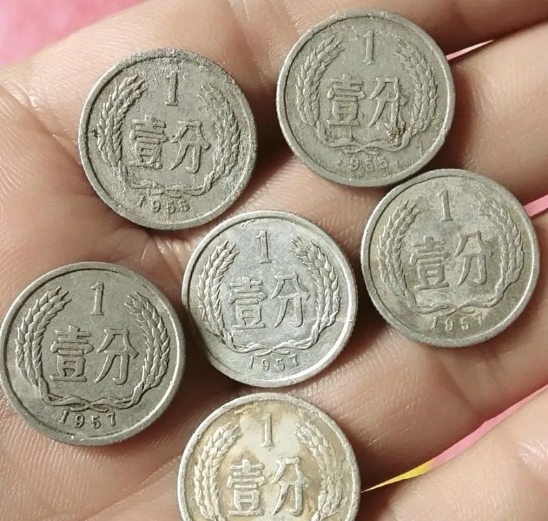 一小伙子逛市场,在半麻袋分币中挑到一枚5分硬币,价值居然达到800元!快来看看你家有没有!