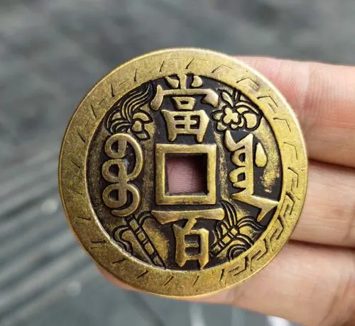 一小伙子逛市场,在半麻袋分币中挑到一枚5分硬币,价值居然达到800元!快来看看你家有没有!