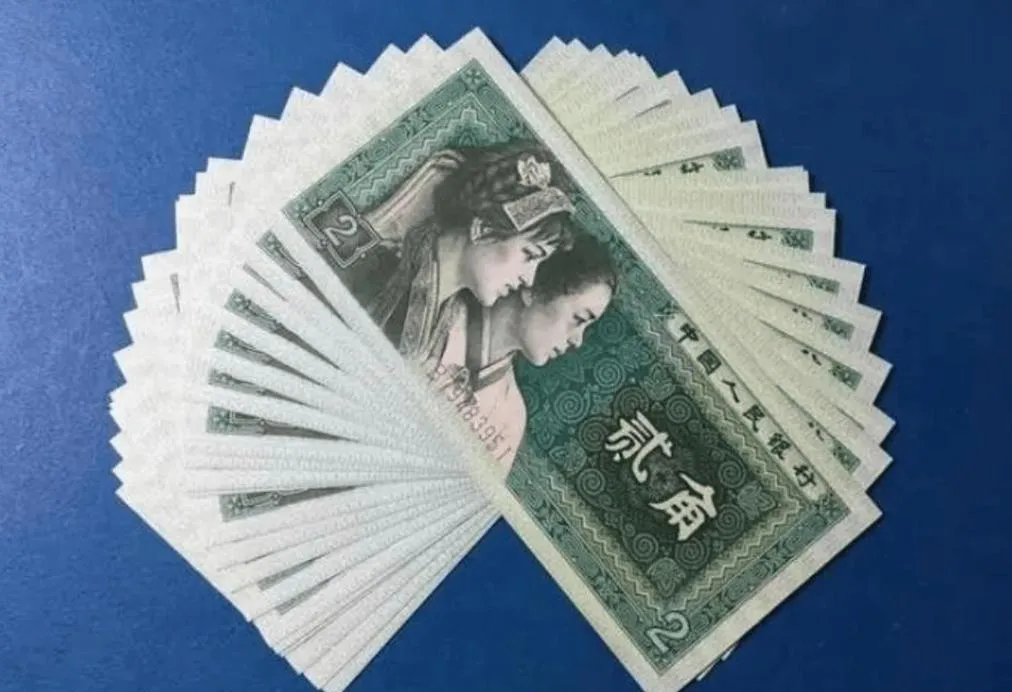 一小伙子逛市场,在半麻袋分币中挑到一枚5分硬币,价值居然达到800元!快来看看你家有没有!