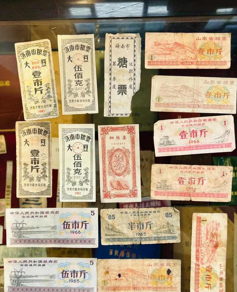 一小伙子逛市场,在半麻袋分币中挑到一枚5分硬币,价值居然达到800元!快来看看你家有没有!