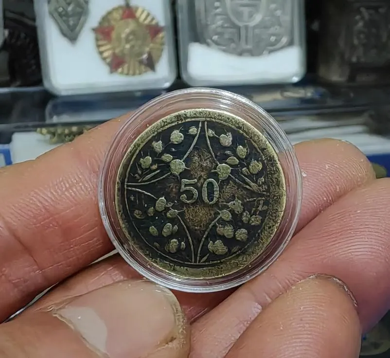 一小伙子逛市场,在半麻袋分币中挑到一枚5分硬币,价值居然达到800元!快来看看你家有没有!